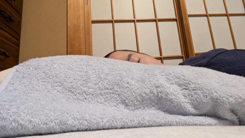 枕にうつ伏せの写真