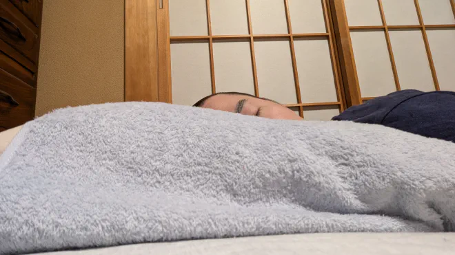 枕にうつ伏せの写真