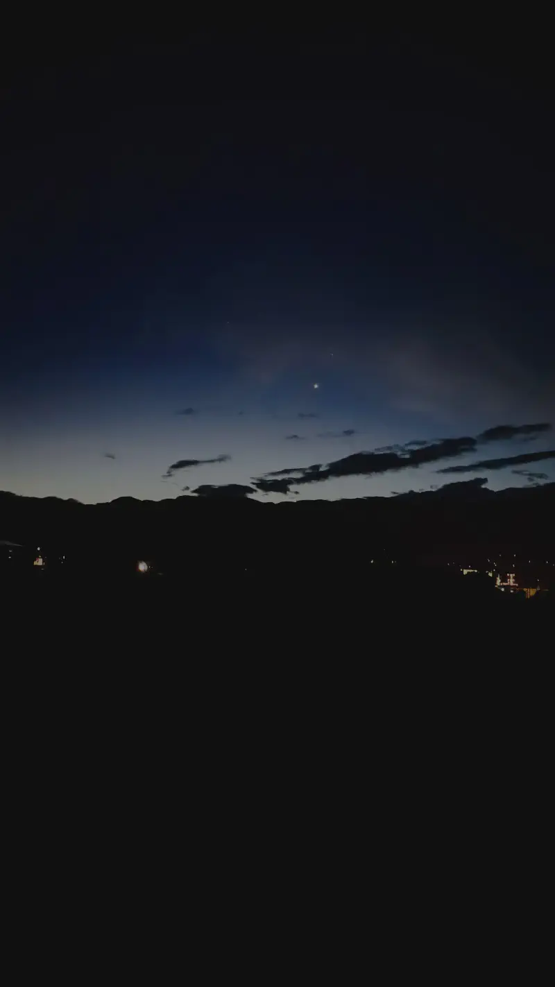 白む東の空の画像