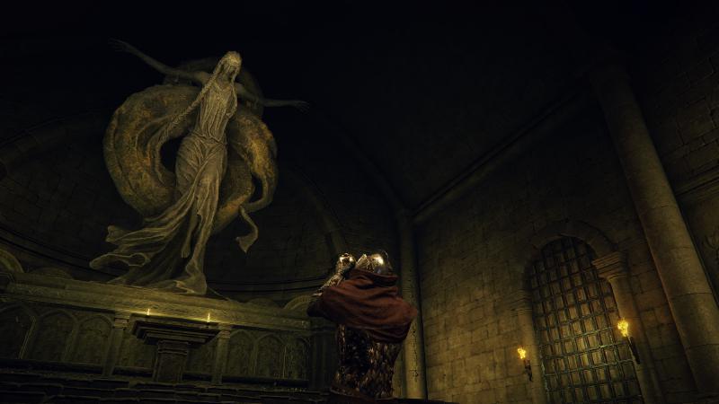 女王マリカ像に祈るポーズ